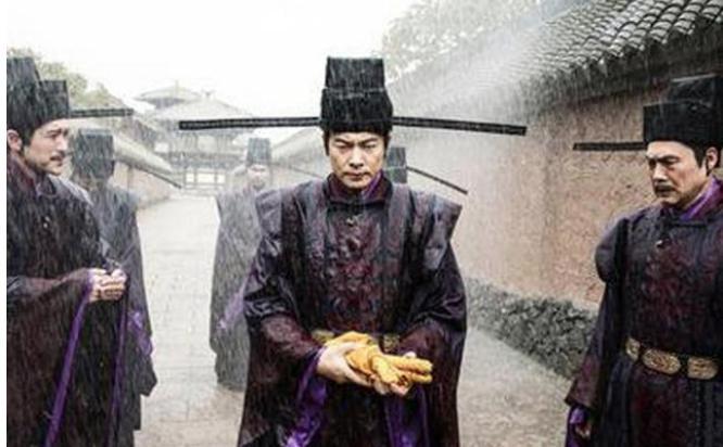 犯人刚要行刑，皇帝问：你叫什么？皇帝听完就将其赦免