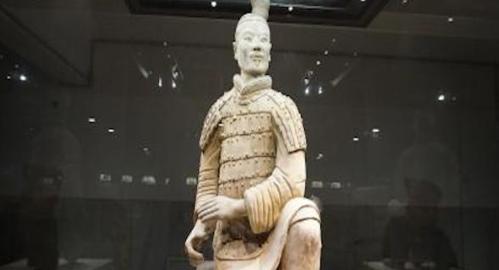 强大的秦王朝为什么只存在了15年？秦汉之间存在什么的差别是什么？