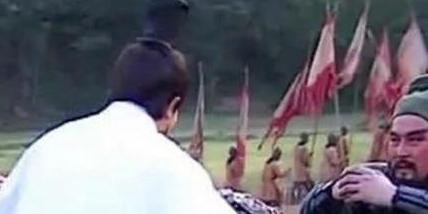 诸葛亮为什么疏离关羽信任张飞 难道说张飞比关羽傻吗