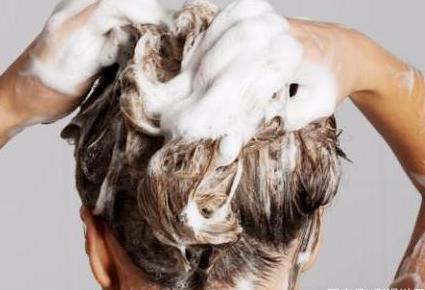 古代的时候养长头发是不分男女 他们一般都是什么时候洗头的