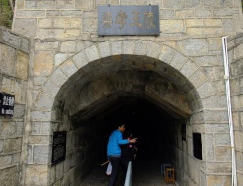 作为<a href=https://www.lishiji.cn/lishi/86/ target=_blank class=infotextkey>三国</a>时期的<a href=https://www.lishiji.cn/lishi/1692/ target=_blank class=infotextkey>盗墓</a>团伙 为什么梁孝王墓葬中的金缕玉衣能保存完好