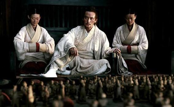 萧何恪尽职守被刘邦夸奖，却不知自己大祸临头