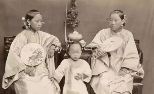建国后婚姻法确立，曾经的三妻四妾怎么办？