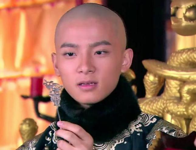 康熙非嫡非长，最后是怎么成为皇帝的？