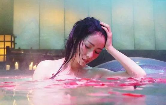 古代妃子怎么洗澡？坐在盆里由宫女服侍
