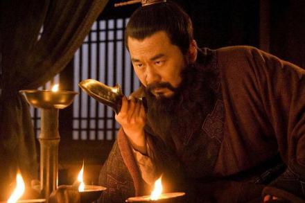 曹操为什么会对一个13岁的<a href=https://www.lishiji.cn/lishi/10512/ target=_blank class=infotextkey>孩子</a>下手 这个孩子的身份是什么