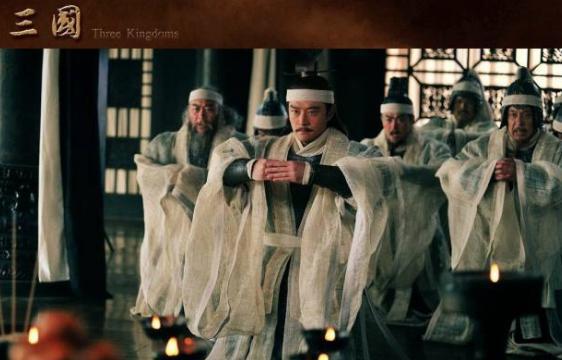 孙策少年丧父无依无靠，他凭什么称霸江东？