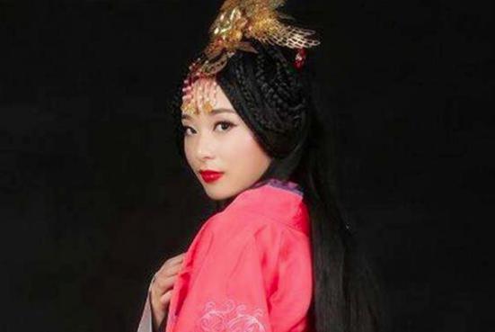 他当了十三年的傀儡皇帝，后来竟因一个女人崛起了