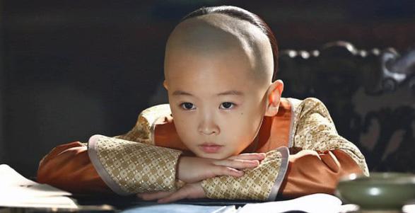 皇帝第一次见12岁孙子,放下酒杯说道:爷爷亲自抚养?