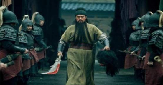 关羽不服马超，想打仗时听了诸葛亮的建议就放弃了