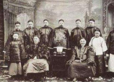 顾命八大臣出现于什么时候？有哪八个人？