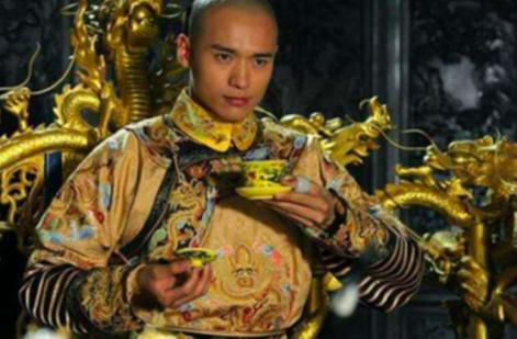 侍女苏麻喇姑死后为什么能以嫔位厚葬?康熙跟她什么关系? 侍女苏麻喇姑死后为什么能以嫔位厚葬?康熙跟她什么关系?