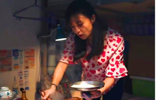 《猎狐》杨建秋为什么要用锅盖吃饭？