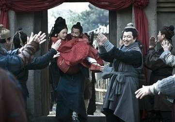 在刘邦去世后，已经失宠的吕雉是如何把握朝政的？