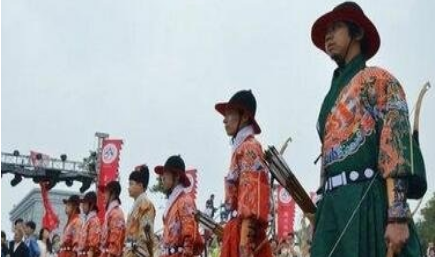 按照明朝的制度，锦衣卫各个等级的官员可着什么服装？