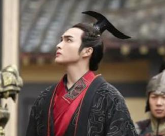 历史上秦始皇的龙袍为何是黑色而不是黄色的？