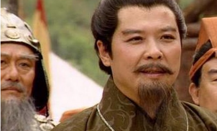 程昱劝说曹操杀了刘备，但郭嘉为何只让曹操防备刘备？