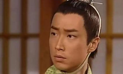 在两晋南北朝时期，曹植如何被推尊到文章典范的地位？